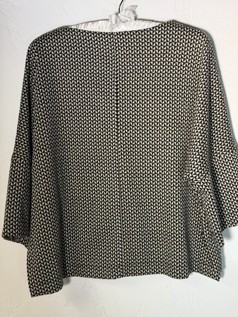 Max Studio Black and Cream Triangle-Print Top 3/4 sleeves box style - perfect - Picture 4 of 16
